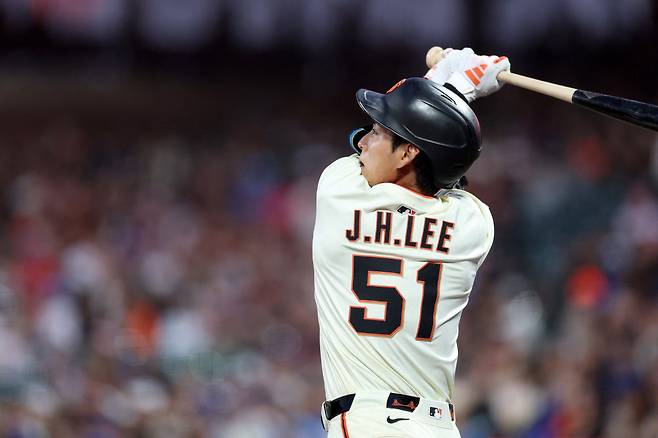 샌프란시스코 자이언츠 이정후가 28일(한국시각) 오라클파크에서 열린 시카고 컵스전에서 4회말 좌중간 2루타를 터뜨리고 있다. AFP연합뉴스