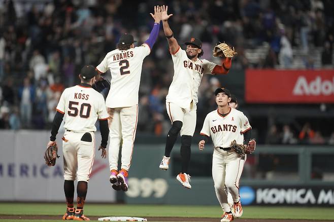 이정후가 경기 후 동료들과 승리 세리머니를 하고 있다. AP연합뉴스