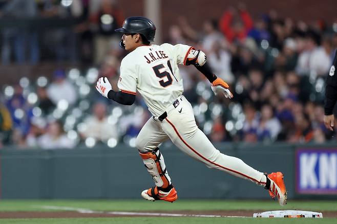 이정후가 4회 좌중간으로 2루타를 날린 뒤 1루를 돌고 있다. AFP연합뉴스