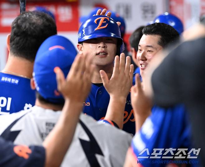 28일 고척스카이돔에서 열린 한화와 키움의 경기, 4회초 1사 1루 한화 이진영이 2점홈런을 치고 기쁨을 나누고 있다. 고척=허상욱 기자wook@sportschosun.com/2025.08.28/