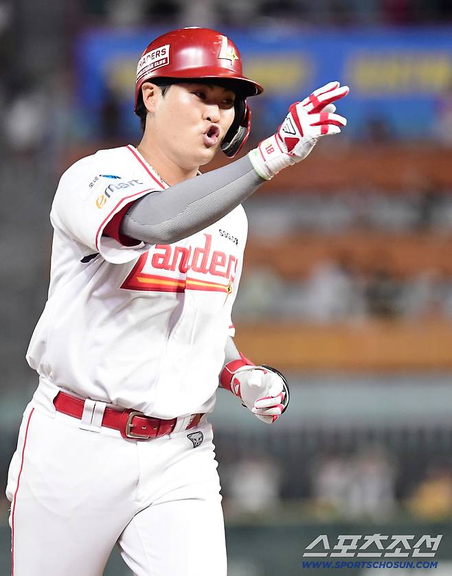 28일 인천 SSG랜더스필드에서 열린 KBO리그 SSG와 KIA의 경기. 3회 1사 1, 2루. KIA 김건국 상대 3점 홈런을 날린 SSG 고명준. 인천=송정헌 기자songs@sportschosun.com/2025.08.28/