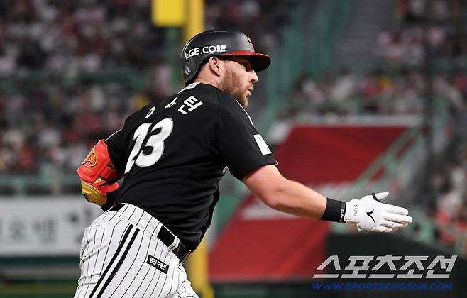 17일 인천 SSG랜더스필드에서 열린 SSG 랜더스와 LG 트윈스의 경기. 8회초 LG 오스틴이 솔로포를 날린 뒤 환호하고 있다. 인천=박재만 기자 pjm@sportschosun.com/2025.08.17/