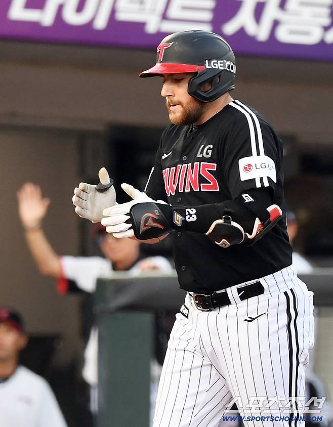 1일 부산 사직구장에서 열린 롯데 자이언츠와 LG 트윈스의 경기. 3회초 1사 2루 LG 오스틴이 투런포를 날린 뒤 환호하고 있다. 부산=박재만 기자 pjm@sportschosun.com/2025.07.01/