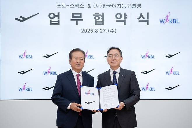 신상훈 WKBL 총재와 문성준 LS네트웍스 대표이사 등이 업무협약을 체결하고 있다. WKBL 제공