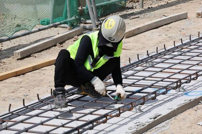 지난달 3일 울산 울주군의 한 건설 현장에서 근로자들이 작업하고 있다. 연합뉴스