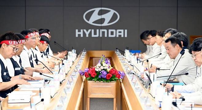 현대자동차 노사 대표가 지난 6월18일 울산공장에서 올해 임금 및 단체협약 상견례를 열고 있다. 현대차 연합뉴스