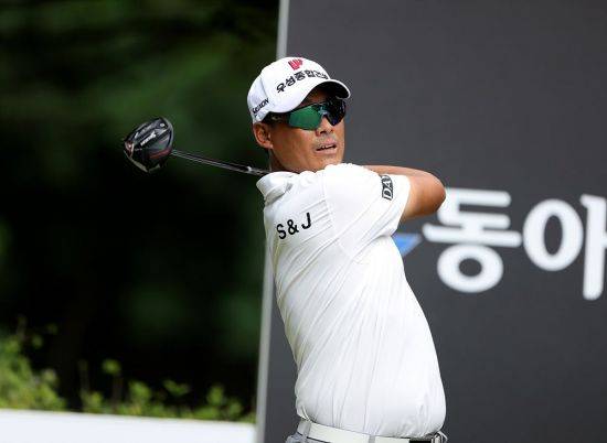 김재호가 동아회원권그룹 오픈 1라운드 18번 홀에서 티샷을 하고 있다. 사진제공=KPGA
