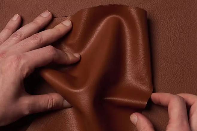 현대자동차가 스타트업 언케이지드 이노베이션즈(Uncaged Innovations)와 협력, 겉모습 뿐만 아니라 촉감과 냄새까지 실제 가죽과 유사한 인조가죽을 개발한다.