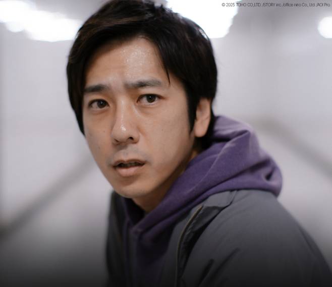 전 세계 누적 다운로드 150만 회를 돌파한 동명의 게임을 원작으로 한 영화 ‘8번 출구’가 2025년 10월 국내 개봉을 확정했다. 무한 루프의 지하도에 갇힌 남자가 이상 현상을 찾아 8번 출구로 탈출하는 과정을 그린 이야기다. 영화는 제78회 칸영화제 미드나잇 스크리닝에 이어 제30회 부산국제영화제 미드나잇 패션 섹션에 공식 초청되었다. 연출은 '너의 이름은.', '괴물'의 프로듀서 카와무라 겐키가 맡았고, 배우 니노미야 카즈나리, 고마츠 나나, 코치 야마토가 출연한다. 개봉에 앞서 카와무라 겐키 감독과 니노미야 카즈나리, 코치 야마토는 부산국제영화제 참석을 위해 한국을 방문한다. 니노미야 카즈나리는 일본 배우 최초로 부산국제영화제 스페셜 토크 프로그램 ‘액터스 하우스’에 참석해 국내 배우 이병헌, 손예진, 김유정과 함께 자리를 빛낼 예정이다.