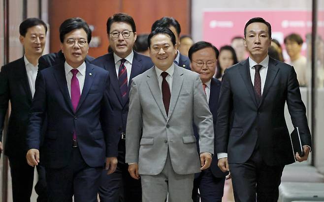 국민의힘 장동혁 대표, 송언석 원내대표 등 지도부가 27일 서울 여의도 국회에서 열린 최고위원회의에 참석하고 있다. /남강호 기자