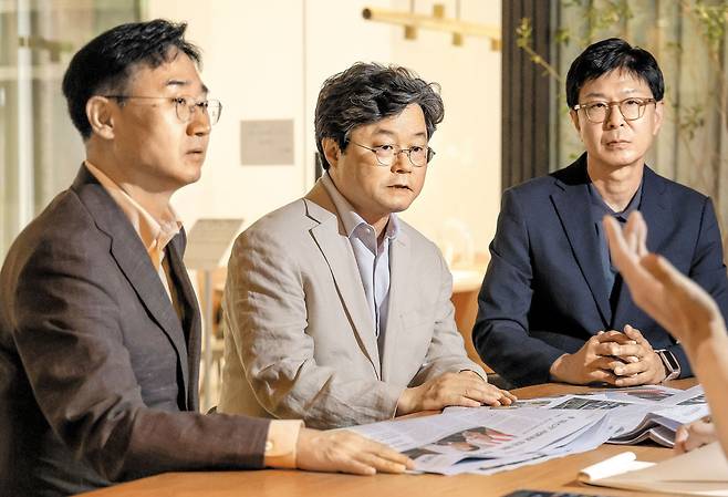 신범철(왼쪽부터) 전 국방부 차관, 주재우 경희대 교수, 김재천 서강대 교수가 27일 서울 중구 본사 편집국에서 한미 정상회담 의미와 한반도에 미치는 영향을 주제로 좌담을 하고 있다. /장련성 기자