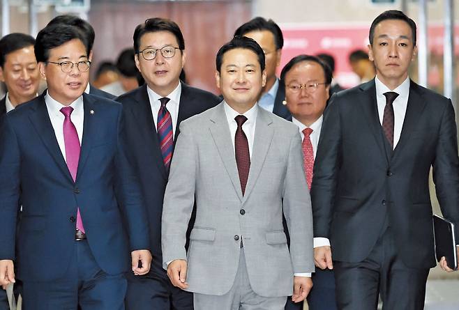 국민의힘 장동혁 대표 등 새 당 지도부가 27일 국회에서 최고위원 회의를 앞두고 걸어가고 있다. 왼쪽부터 최은석 수석대변인, 송언석 원내대표, 신동욱 최고위원, 장 대표, 김재원∙김민수 최고위원. /남강호 기자