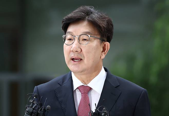 권성동 국민의힘 의원이 27일 오전 서울 종로구에 마련된 김건희 특검팀 사무실로 통일교 부정 청탁 의혹 관련 조사를 받기 위해 출석하며 취재진 질의에 답변하고 있다. /뉴스1