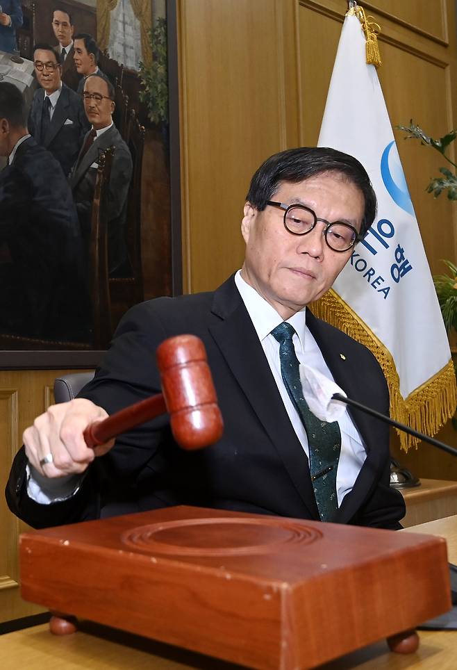 이창용 한국은행 총재가 28일 서울 중구 한국은행에서 열린 금융통화위원회에서 의사봉을 두드리고 있다. /사진공동취재단