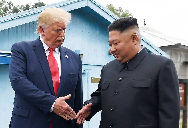 도널드 트럼프(왼쪽) 미국 대통령이 제45대 대통령으로 재임하던 2019년 6월 30일 판문점에서 북한 김정은 국무위원장과 만나 악수하고 있다. /AP연합
