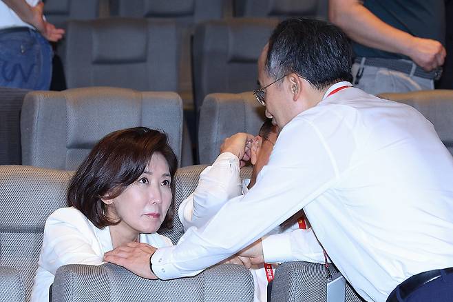 나경원 국민의힘 의원(왼쪽)이 추경호 국민의힘 의원과 28일 오후 인천 인천국제공항공사 인재개발원에서 열린 국민의힘 연찬회에서 대화하고 있다./뉴스1