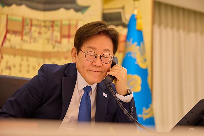 이재명 대통령이 28일 서울 한남동 관저에서 에모말리 라흐몬 타지키스탄 대통령과 통화하고 있다. /대통령실