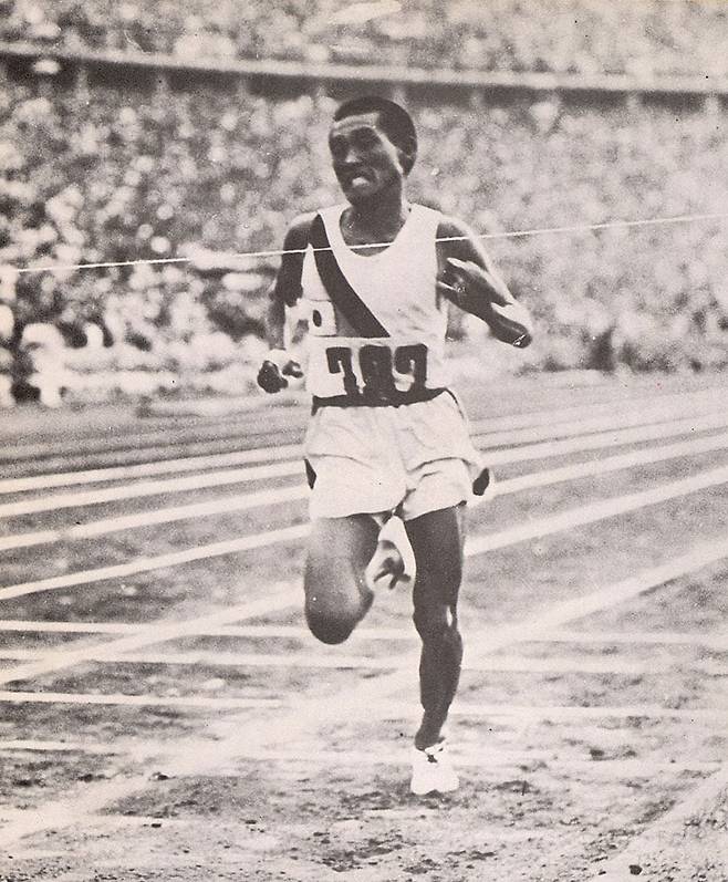 손기정이 1936년 베를린 올림픽 마라톤에서 1등으로 골인하는 장면. 유니폼에 일장기가 붙어 있다. /조선일보 DB