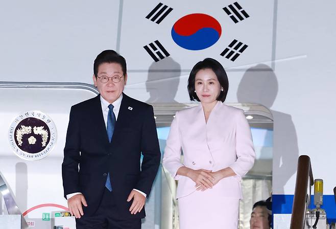 이재명 대통령과 김혜경 여사가 일본·미국 방문 일정을 마치고 28일 경기도 성남 서울공항에 도착하고 있다./연합뉴스