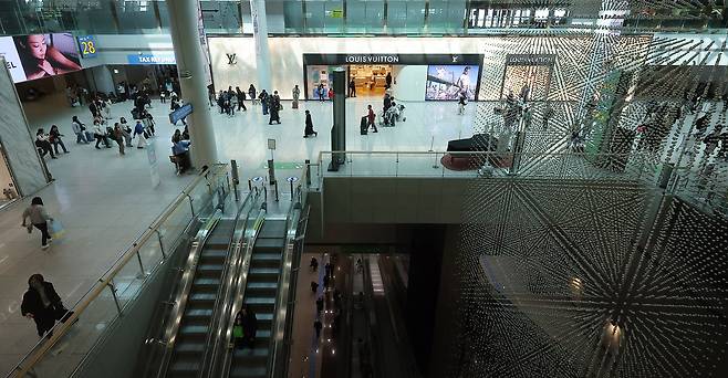 인천국제공항 제1터미널 면세점에서 관광객들이 쇼핑을 하고 있다. /뉴스1