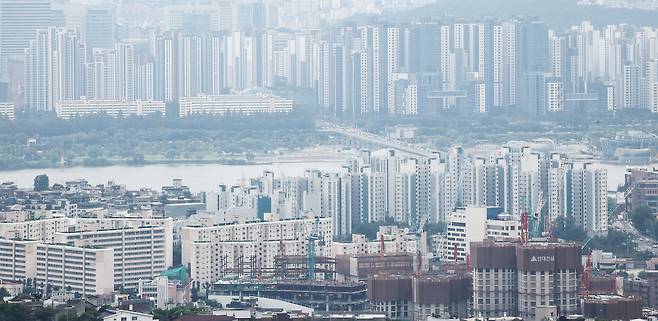서울 남산타워에서 바라본 아파트 단지 모습. /뉴스1