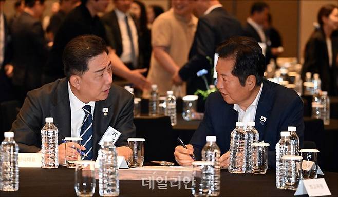 더불어민주당 정청래 대표(오른쪽)와 김병기 원내대표가 28일 오후 인천 중구 파라다이스시티 컨벤션센터에서 열린 더불어민주당 2025 정기국회 국회의원 워크숍에서 대화를 하고 있다. ⓒ데일리안 홍금표 기자