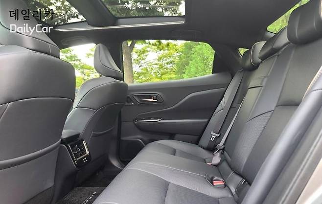 토요타 크라운 (2열 시트, 공간거주성)