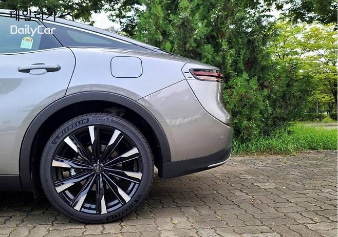 토요타 크라운 (리어 휠하우스)