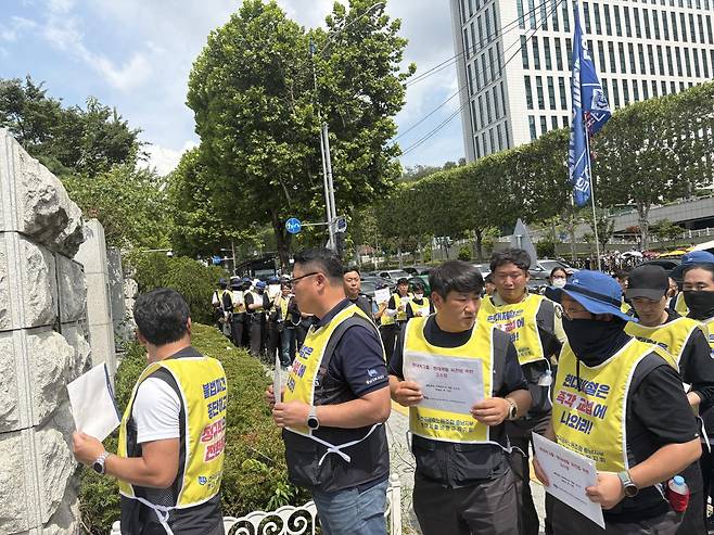 현대제철 하청업체 직원들로 구성된 금속노조 충남지부 현대제철비정규직지회 소속 조합원들이 27일 서울 서초구 대검찰청으로 고소장을 들고 이동하고 있다. 이들은 “현대제철이 교섭에 응하지 않고 있다”며 정의선 현대차그룹 회장 등 3명을 검찰에 고소했다. 뉴시스