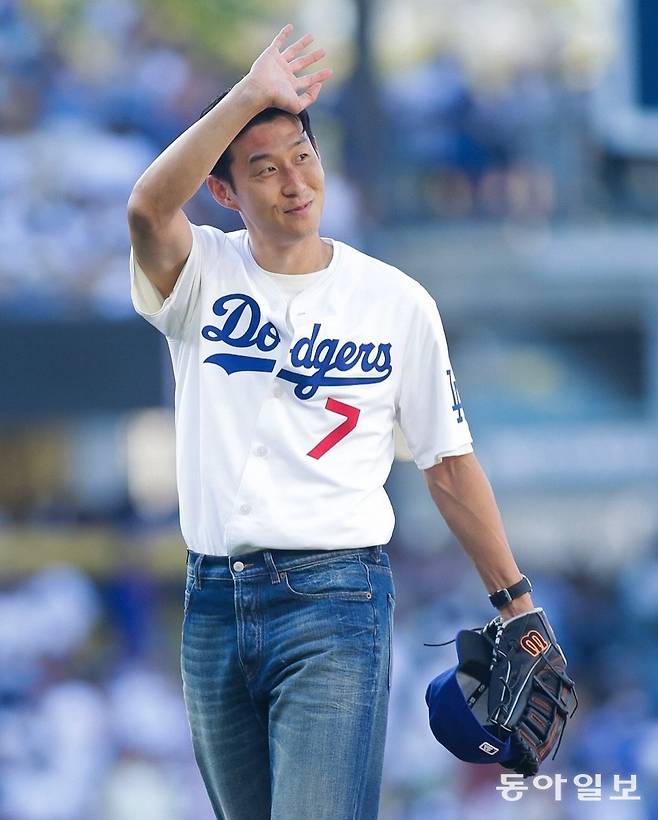 시구를 마치고 관중들에게 인사하고 있는 손흥민. 사진 출처 MLB 인스타그램