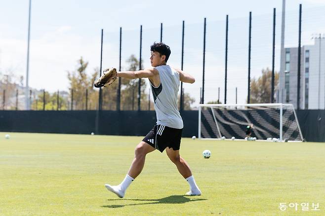 축구 훈련 중 틈틈이 시구 연습을 한 손흥민. 사진 출처 LA FC X