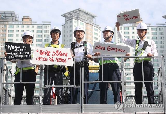 28일 경북 구미시 한국옵티칼하이테크 공장에서 박정혜 수석부지회장(금속노조 한국옵티칼하이테크지회)이 고용승계를 요구하며 599일째 고공농성을 이어가고 있다. 정청래 더불어민주당 대표가 현장을 찾은 모습. [연합뉴스]