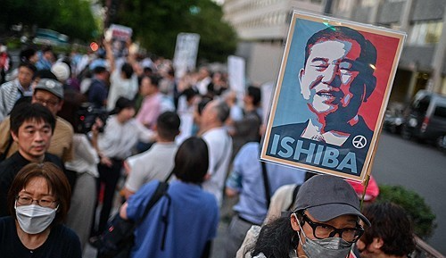 일본 자민당 본부 앞에서 약 200명이 이시바 시게루 총리의 연임을 지지하는 집회를 벌였다.  [연합뉴스]