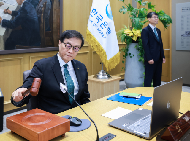 이창용 한국은행 총재가 28일 서울 중구 한국은행에서 열린 금융통화위원회에서 의사봉을 두드리고 있다. [한국은행 제공]