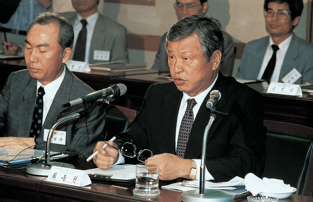 최종현(오른쪽) SK 선대회장. SK 제공