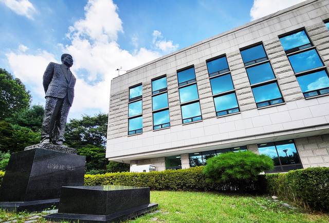 수원 시립 선경도서관에 건립된 고(故) 최종건 SK 창업회장 동상. SK 제공