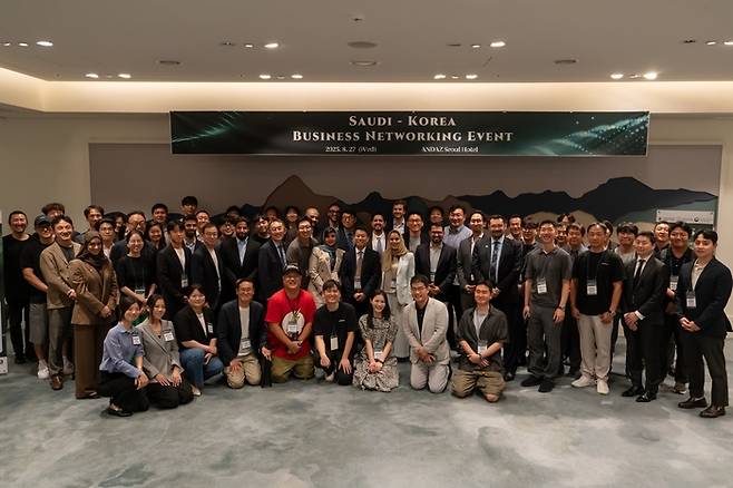 27일 안다즈 서울 강남 호텔에서 진행된 네트워킹 행사에서 사우디 정부 관계자들과 29개사 벤처기업 대표 및 국내 관계자들이 기념 촬영을 하고 있다.