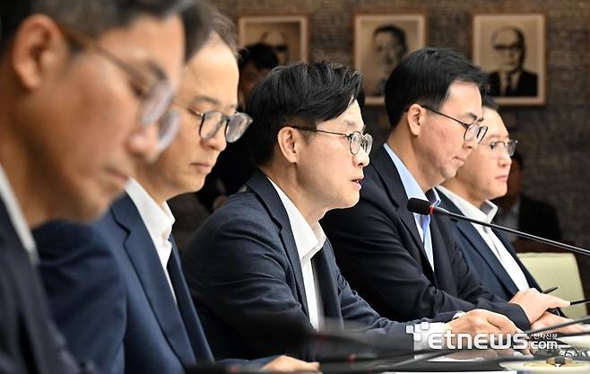 석유화학산업의 위기극복과 재도약을 위한 '석유화학업계 사업재편 자율협약식'이 20일 서울 중구 대한상공회의소에서 열렸다. 김정관 산업통상자원부 장관이 모두발언을 하고 있다.  이동근기자 foto@etnews.com