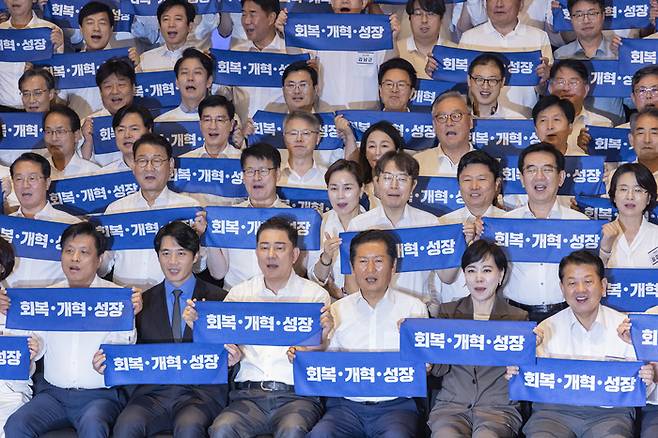 28일 인천시 중구 파라다이스시티 컨벤션에서 열린 더불어민주당 의원단 워크숍에서 정청래 대표와 김병기 원내대표를 비롯한 의원들이 기념 촬영 도중 구호를 외치고 있다. 연합뉴스