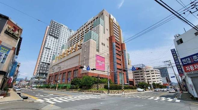 부동산플래닛이 매각 주관을 맡은 '롯데백화점 마산점' 전경. 부동산플래닛 제공