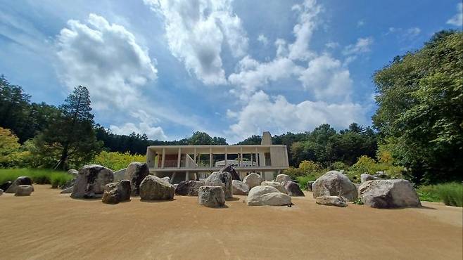 경주 솔밭을 지나면 나오는 '선곡서원' 취병루