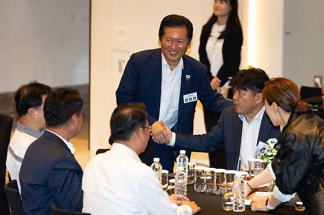 정청래 더불어민주당 대표가 28일 인천 중구 파라다이스시티 컨벤션센터에서 열린 2025 정기국회 더불어민주당 국회의원 워크숍에서 참석 의원들과 인사하고 있다. 뉴스1