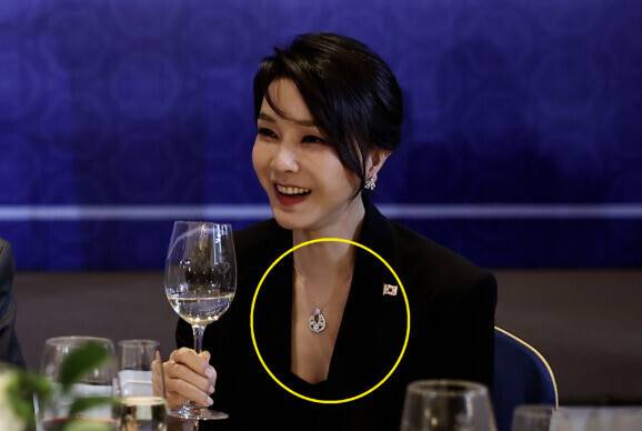 윤석열 전 대통령 부인 김건희 여사가 2022년 6월29일(현지시각) 스페인 마드리드의 한 호텔에서 열린 스페인 동포 만찬간담회에 참석해 대화를 나누고 있다. 이때 착용한 프랑스산 반클리프 아펠 목걸이와 비슷한 제품이 김건희씨의 오빠 김진우씨의 장모 집에서 발견됐다. 대통령실 제공
