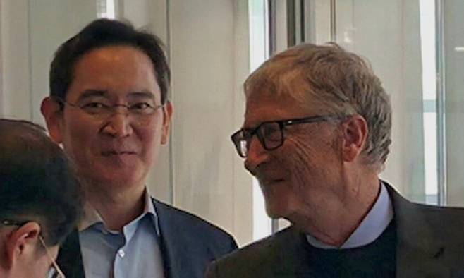 이재용 삼성전자 회장이 22일 서울 서초구 서초동 삼성전자 서초사옥에서 빌 게이츠 게이츠재단 이사장과 오찬 회동을 하며 글로벌 CSR 협력 방안 등을 논의했다. 삼성전자 제공