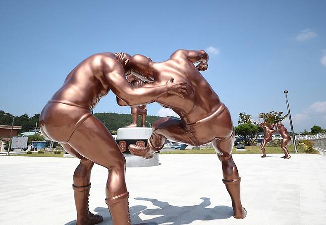 거금도 김일기념체육관 마당에 조성된 다채로운 레슬링 자세 조형물. 김일기념체육관 안에는 김일의 일대기가 잘 정리된 박물관이 있다. 박미향 기자