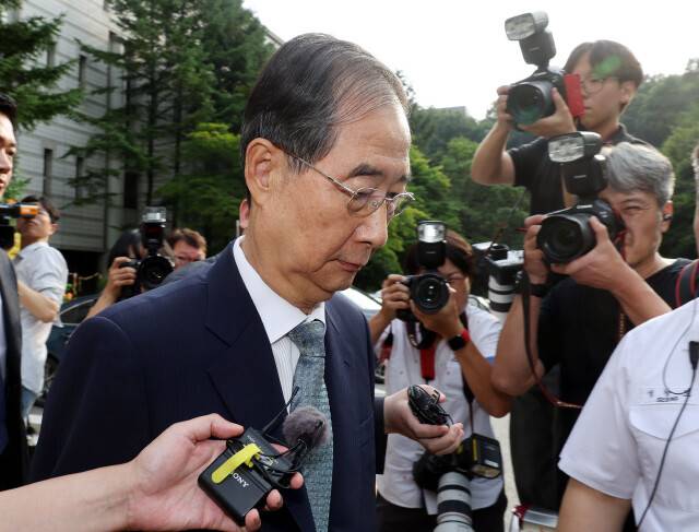 내란 우두머리 방조 등 혐의를 받는 한덕수 전 국무총리가 27일 오후 서울 서초구 서울중앙지법에서 구속 전 피의자 심문(영장실질심사)을 마친 뒤 대기 장소인 서울구치소로 이동하고 있다. 김경호 선임기자 jijae@hani.co.kr