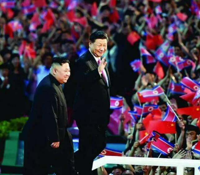 북한을 방문한 시진핑 중국 국가주석이 2019년 6월20일 김정은 북한 국무위원장과 평양 5.1경기장에 들어서고 있다. 평양/AP 연합뉴스