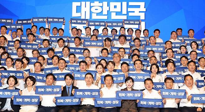 정청래 더불어민주당 대표(맨 앞줄 왼쪽 여섯째)와 김병기 원내대표(맨 앞줄 왼쪽 다섯째) 등 더불어민주당 의원들이 28일 오후 인천 파라다이스시티 컨벤션센터에서 열린 2025 정기국회 더불어민주당 국회의원 워크숍에서 구호를 외치며 기념사진을 찍고 있다. 윤운식 선임기자 yws@hani.co.kr