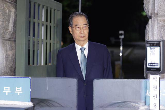 12·3 비상계엄 과정에서 윤석열 전 대통령의 내란 행위를 방조한 혐의를 받는 한덕수 전 국무총리가 27일 구속영장이 기각된 후 경기 의왕시 서울구치소를 나서고 있다. 뉴스1