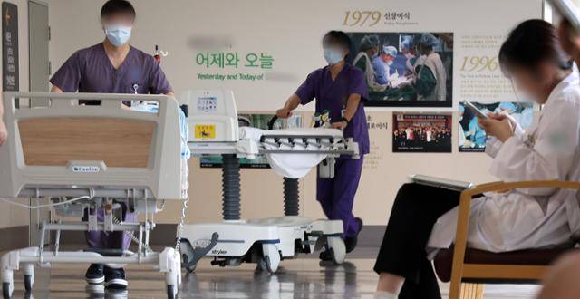 11일 서울시내 한 대학병원 내부에서 의료진이 오가고 있다. 연합뉴스